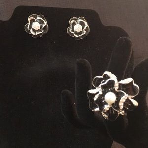 Black silver flower post earrings & stretch ring